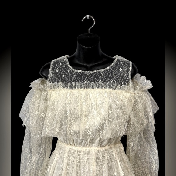 NWOT, S Betro, Cream Lace Dress With Cold Shoulder, Small - Picture 9 of 10